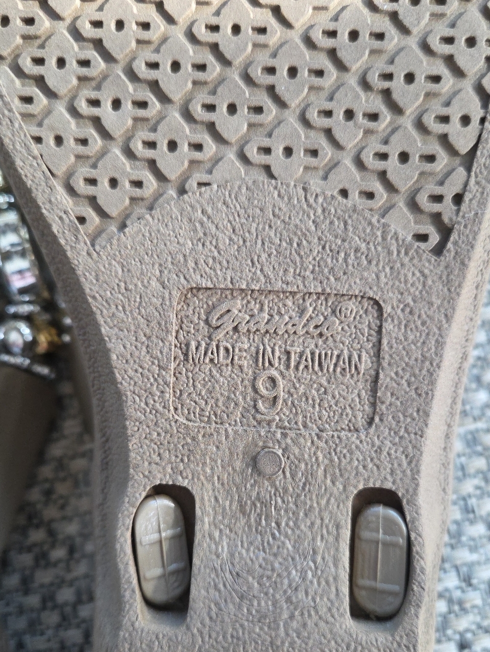 Grandco Gold Flip Flops - Picture 5 of 7